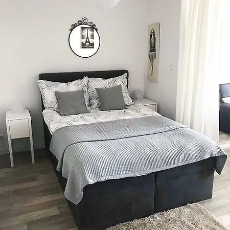 Apartment Penguin 2127 On Market Square Wroclaw